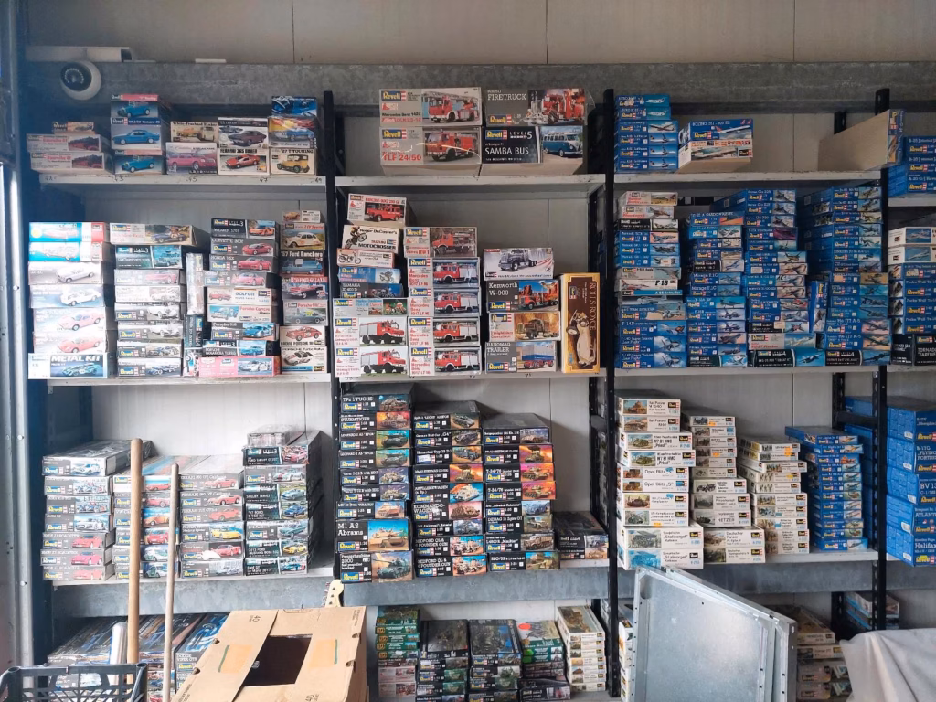 Ein großes Lager mit gestapelten Modellbausätzen der Marken Revell und Tamiya vor dem Ankauf durch unseren Fachbetrieb in Paderborn.